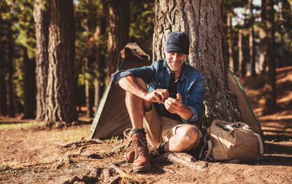 Smartphone nutzen im Wald