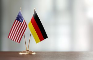 Amerikanische und deutsche Flagge: Vergleich von US-Army und Bundeswehr. ©MicroStockHub / Getty Images Internatiaonal