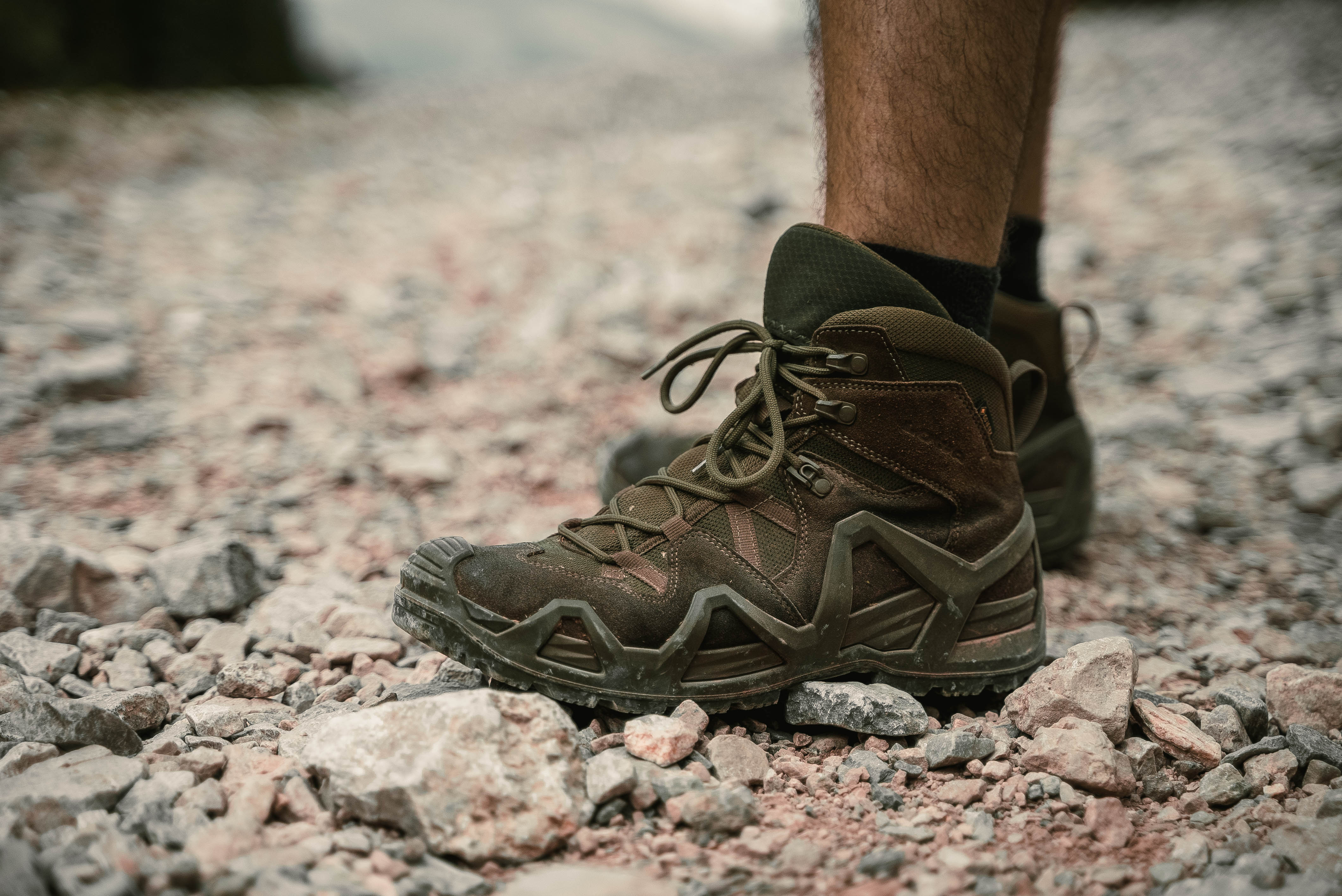 Wanderschuhe auf steinigem Untergrund