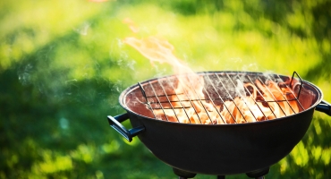 Barbecue grill with fire