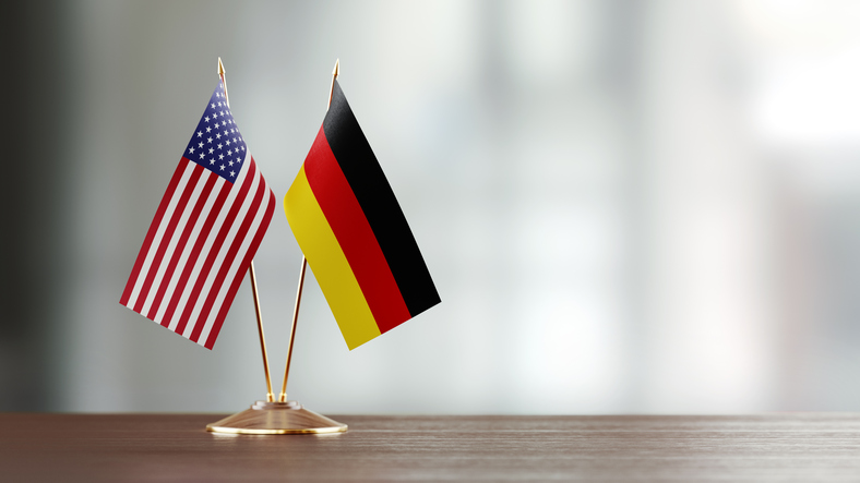 Amerikanische und deutsche Flagge: Vergleich von US-Army und Bundeswehr. ©MicroStockHub / Getty Images Internatiaonal